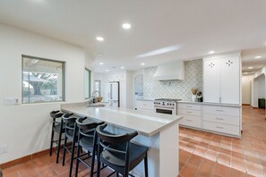 Fridge, microwave, oven, stovetop - Golf, Pool and Fun at Pueblo Retreat Near WM Open (Scottsdale)