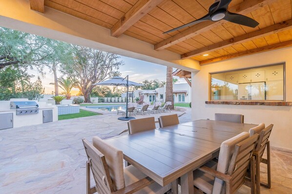 Outdoor dining - Golf, Pool and Fun at Pueblo Retreat Near WM Open (Scottsdale)