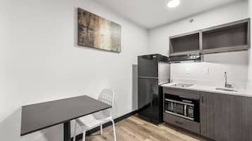 Studio | Private kitchen | Microwave, stovetop