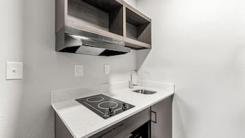 Studio | Private kitchen | Microwave, stovetop