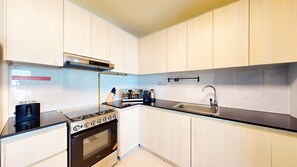 Kühlschrank, Mikrowelle, Ofen, Herdplatte