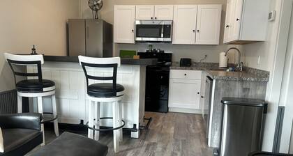 Refurbished Jail Charming 2-bedroom with AC, WiFi in beautiful Augusta, Montana