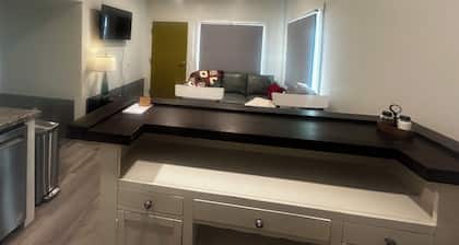 Refurbished Jail Charming 2-bedroom with AC, WiFi in beautiful Augusta, Montana