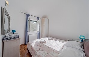 1 chambre, lit parapluie, Wi-Fi gratuit, draps fournis