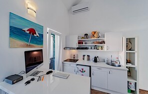Geladeira, fogão, cooktop, cafeteira/chaleira