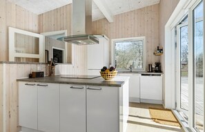 Een koelkast, een oven, een kookplaat, een vaatwasser