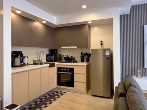 Fridge, microwave, oven, stovetop