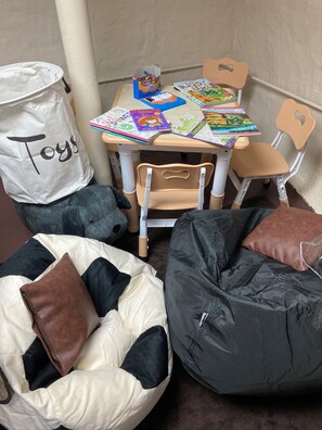 Children's area - ENTIRE Big Home Close To Events-2 Family Rooms-Kid Friendly-PrivatePatio&Firepit (Pittsburgh)
