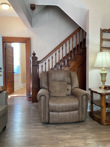 ENTIRE Big Home Close To Events-2 Family Rooms-Kid Friendly-PrivatePatio&Firepit