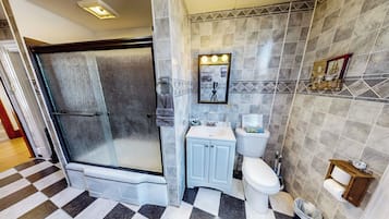 Douche, sĂšche-cheveux, serviettes fournies, savon