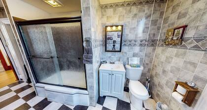ENTIRE Big Home Close To Events-2 Family Rooms-Kid Friendly-PrivatePatio&Firepit