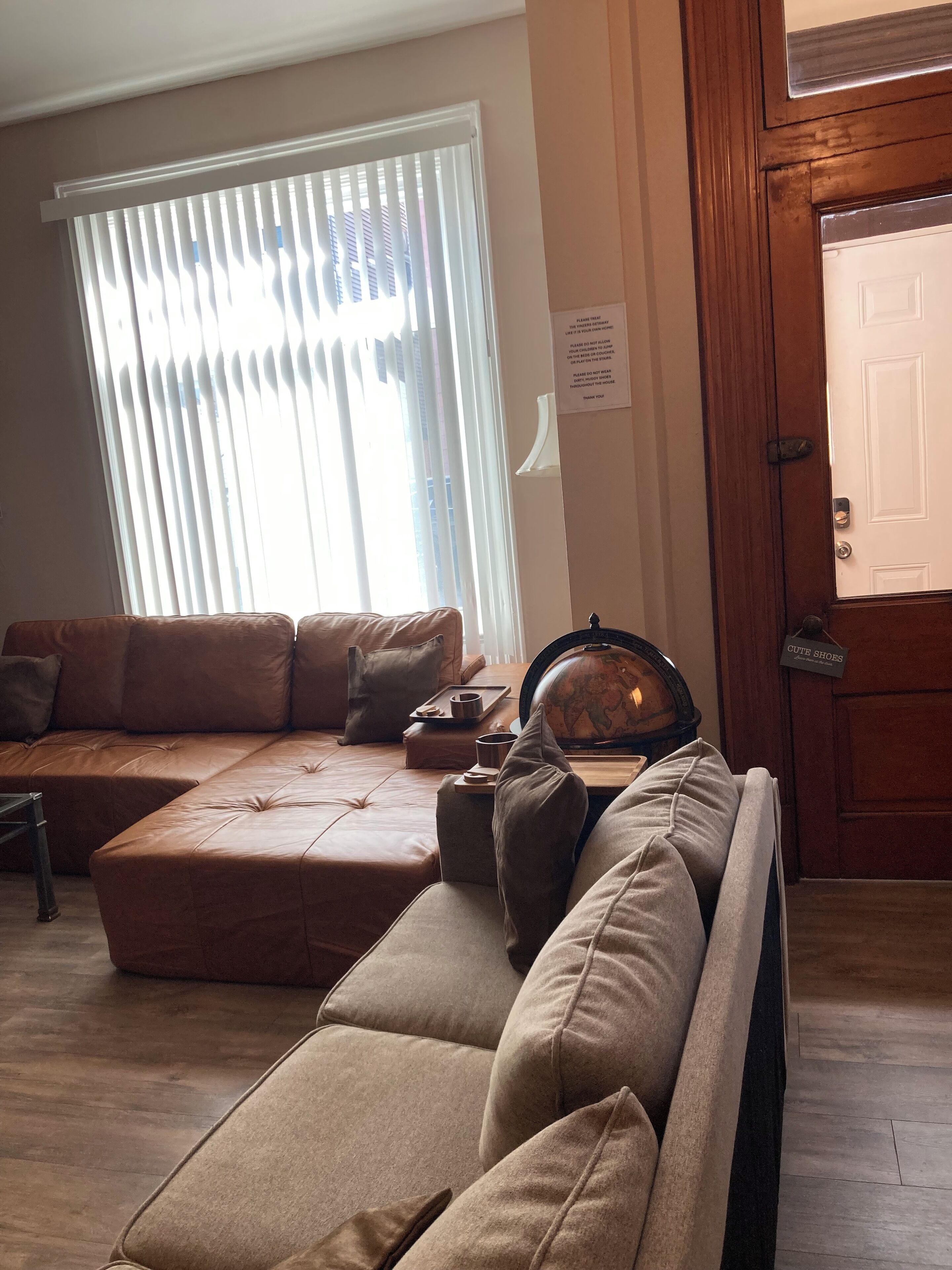 Smart TV, chimenea y libros 