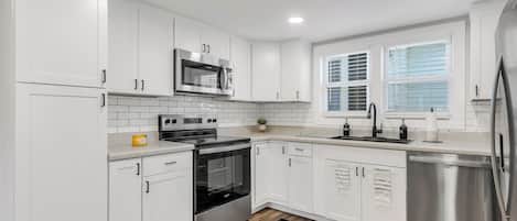 Microondas, horno, placa de cocina, lavavajillas