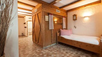Mobil Karavan | 2 kamar tidur dan dilengkapi dengan perabotan berbeda-beda