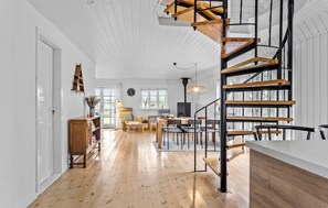 Interior - Awesome home in Humble with WiFi (Humble)
