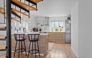 Kjøleskap, kokeplater, oppvaskmaskin og kaffetrakter/tekoker