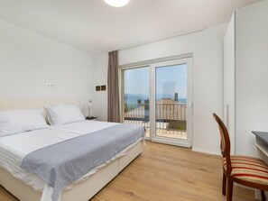 7 bedrooms, iron/ironing board, bed sheets - Opera Comfortable Holiday Residence (Novi Vinodolski)