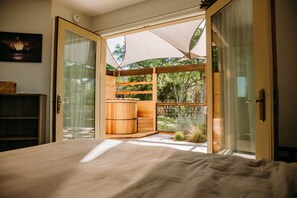 1 habitación, tabla de planchar con plancha, wifi y ropa de cama