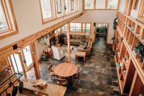 Interior - Oak Meadows House - A unique home near Yosemite (Mariposa)