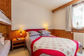1 habitación, tabla de planchar con plancha y cuna de viaje