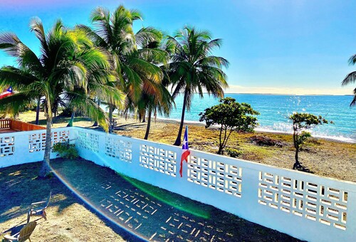 Beachfront Bliss: Spacious 5-Bedroom, 2-Bath Escape with Stunning Ocean Views


