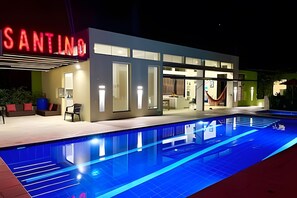 Una piscina al aire libre
