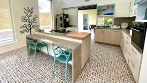 Chalet | Privékeuken | Een koelkast, een magnetron, een oven, kookgerei, borden en bestek