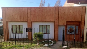 Un edificio de madera de dos pisos con un cartel que indica que es un hotel.