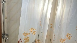 Un baño con ducha, inodoro y lavamanos.