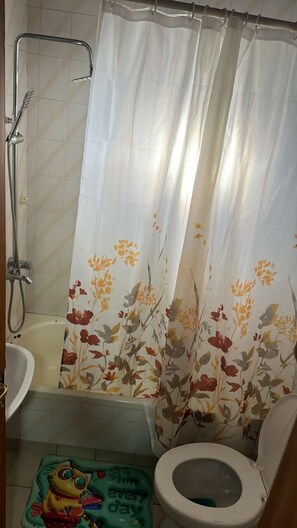 Kamar Double atau Twin Basic | Kamar mandi bersama