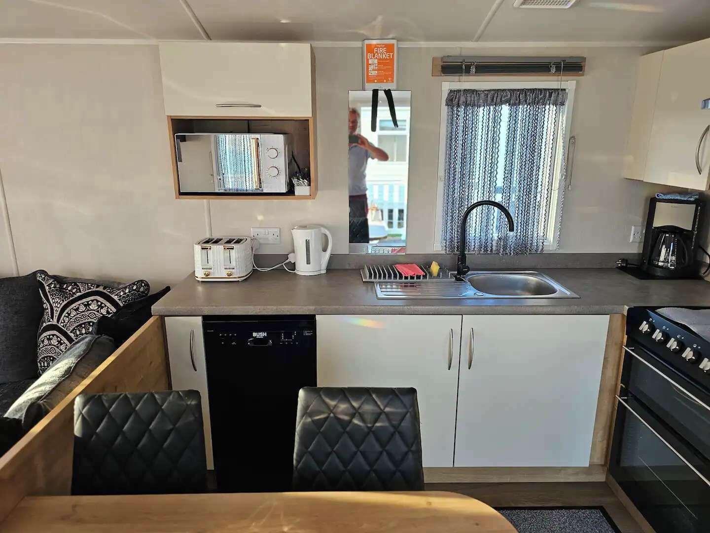 Cabin | Private kitchen | Fridge, microwave, oven, stovetop