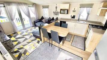 Cabin | Private kitchen | Fridge, microwave, oven, stovetop