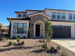 Exterior - New! 5 Bedrooms, 5 Full Bath, 12 Beds, Ping Pong, Arcade, Bball, Foosball, BBQ (Washington)