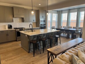 Fridge, microwave, oven, stovetop - New! 5 Bedrooms, 5 Full Bath, 12 Beds, Ping Pong, Arcade, Bball, Foosball, BBQ (Washington)