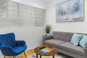 Appartamento Comfort | Area soggiorno | TV a schermo piatto 40 pollici con canali digitali