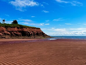 Beach nearby, sun-loungers, beach towels - BRAND NEW! Cozy Island beach get-away. (Borden-Carleton)