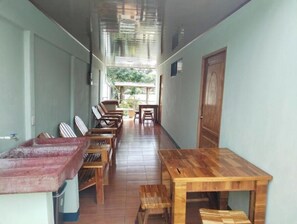 Outdoor dining - Cabinas la roca only 5 minutes away from the beach (Provincia de Guanacaste)