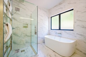 Dusche, Haartrockner, Handtücher, Seife
