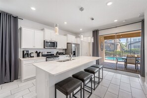 冷蔵庫、電子レンジ、オーブン、コンロ