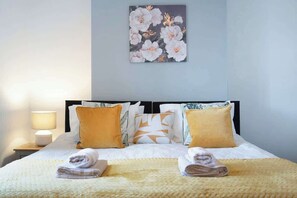 2 bedrooms, iron/ironing board, Internet, bed sheets