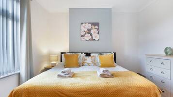 2 bedrooms, iron/ironing board, internet, bed sheets