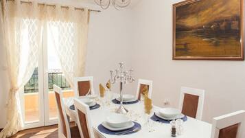 Mobile Home | Dining