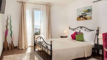 Mobile Home | 2 bedrooms, individually furnished, iron/ironing board