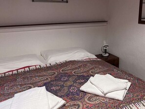 1 chambre, ameublement personnalisé, fer et planche à repasser