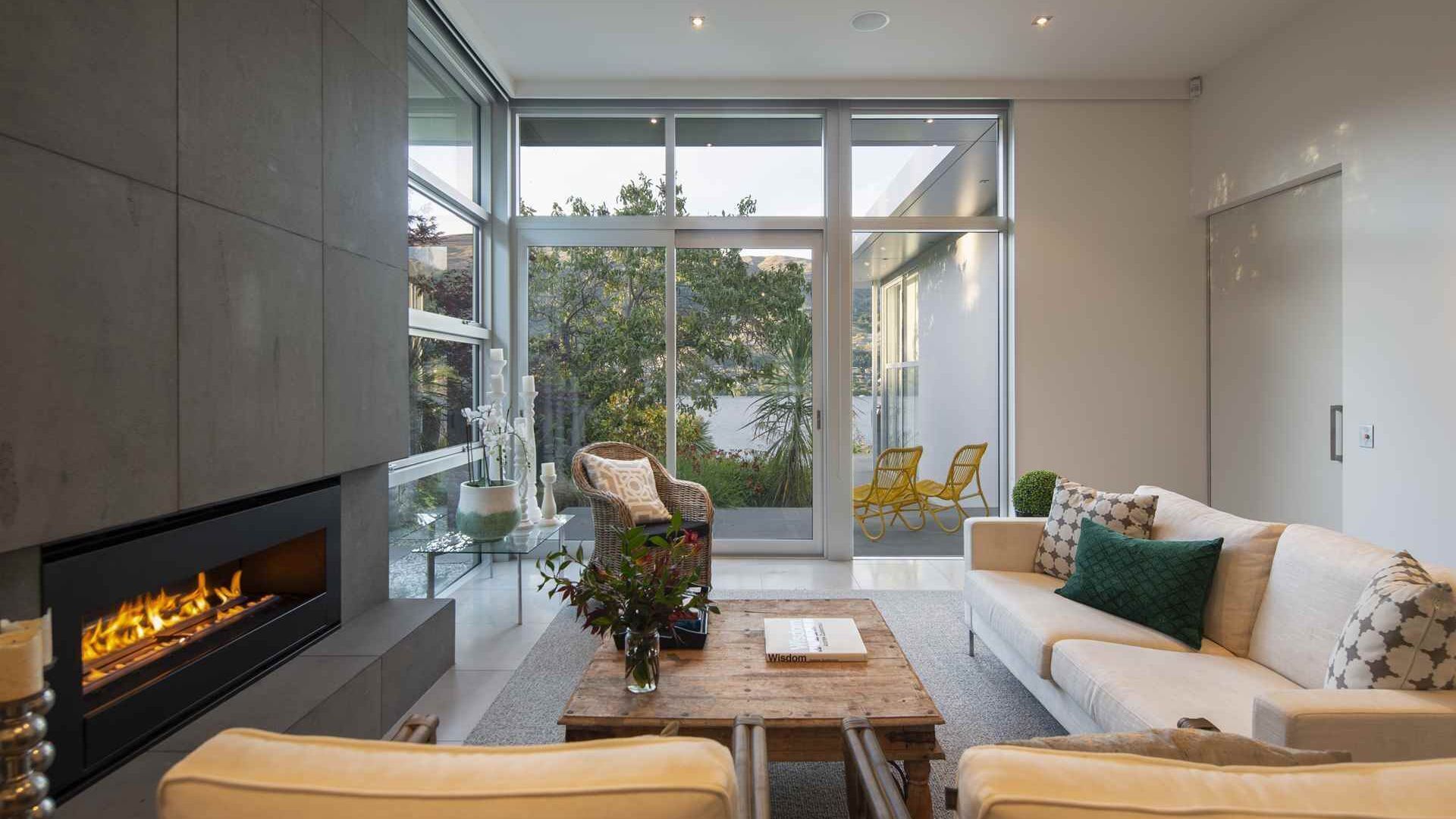 奢華別墅, 湖景 | 起居區 | 70-公分平面電視，提供數位頻道