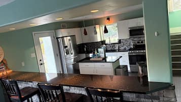 冰箱、微波炉、烤箱、炉灶