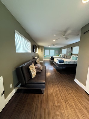 3 bedrooms, desk, iron/ironing board, travel crib