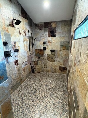 Dusche, Whirlpool, Haartrockner, Handtücher