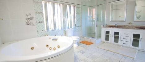 Serviettes fournies, savon, papier toilette