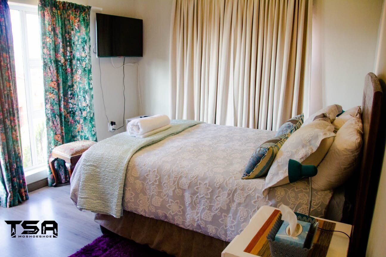 6 bedrooms, desk, laptop workspace, blackout drapes